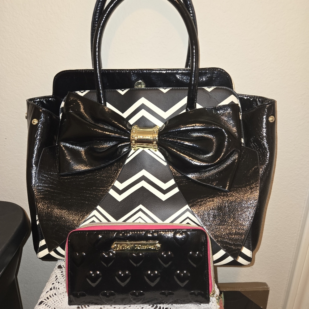 Besty Johnson Purse and Wallet White Chevron Tote Bag with Bow
